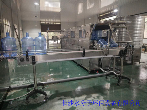 祝贺永州沁福食品公司10吨纯净水设备+300桶全自动灌装线生产，精湛的工艺，高质量的设备，生产出的桶装纯净水完全符合国家饮用水标准。在此祝贵司桶装水大卖，生意越做越大。